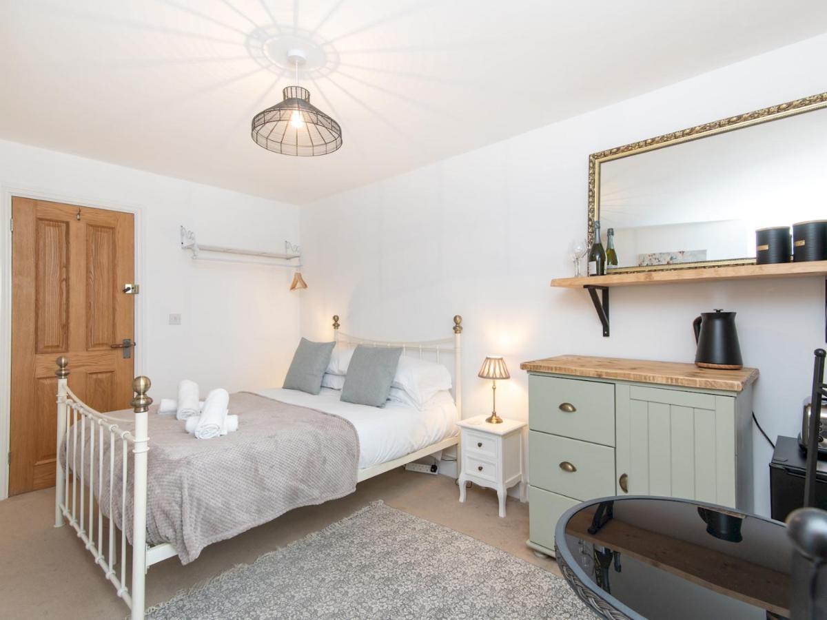 Pass The Keys Stylish 2 Bed Central Bath Apartment With Parking Exterior photo