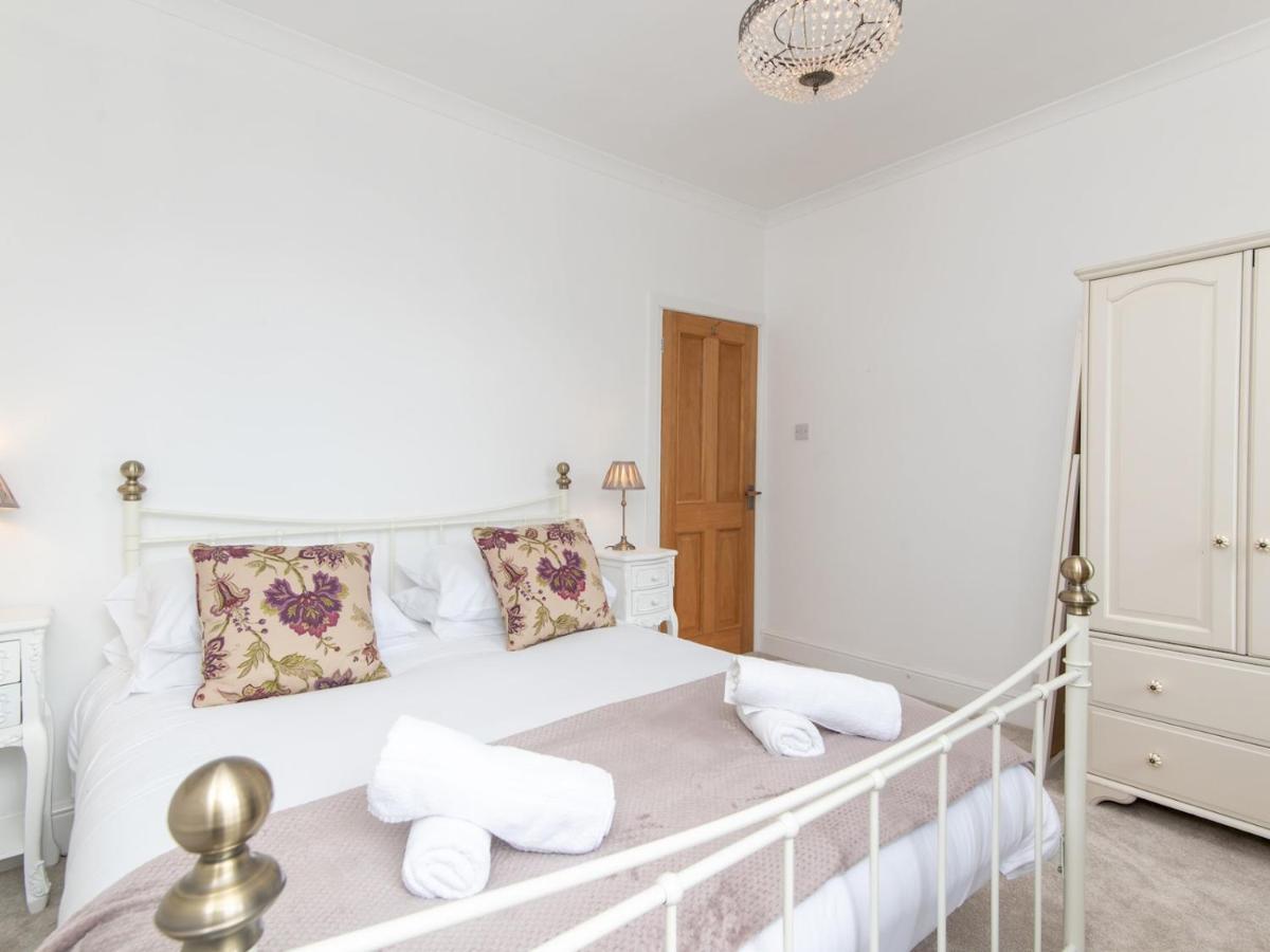 Pass The Keys Stylish 2 Bed Central Bath Apartment With Parking Exterior photo