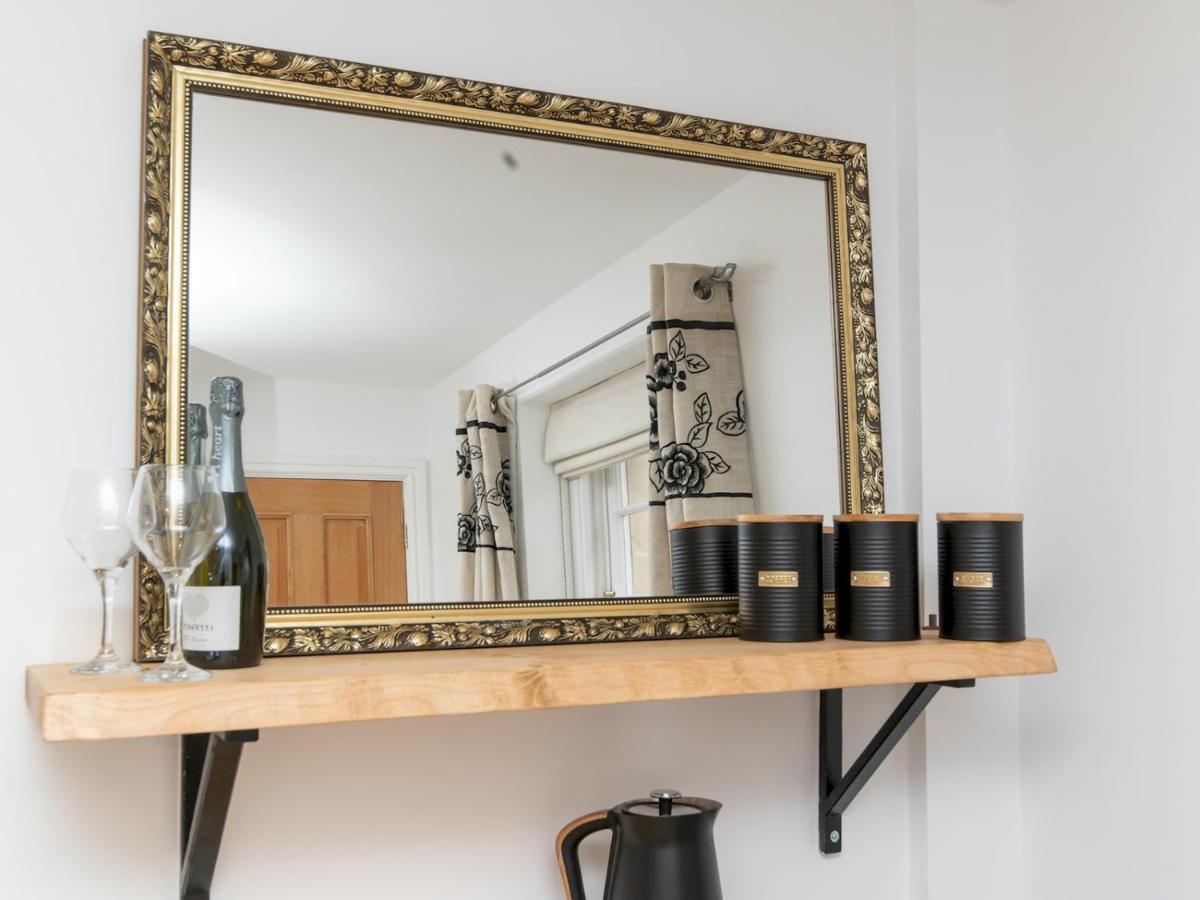 Pass The Keys Stylish 2 Bed Central Bath Apartment With Parking Exterior photo